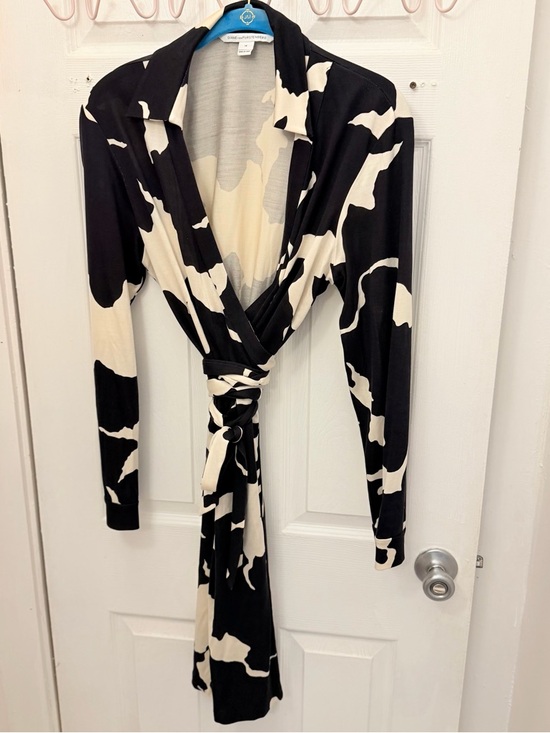 Diane Von Furstenberg Dresses & Skirts - Diane Von Furstenberg Black and Cream Wrap Dress